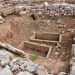 Non vi sono oggetti d'uso quotidiano, tutti trasferiti nel museo archeologico del locale castello normanno-svevo, ma sono visibili qua e l diverse fosse mortuarie